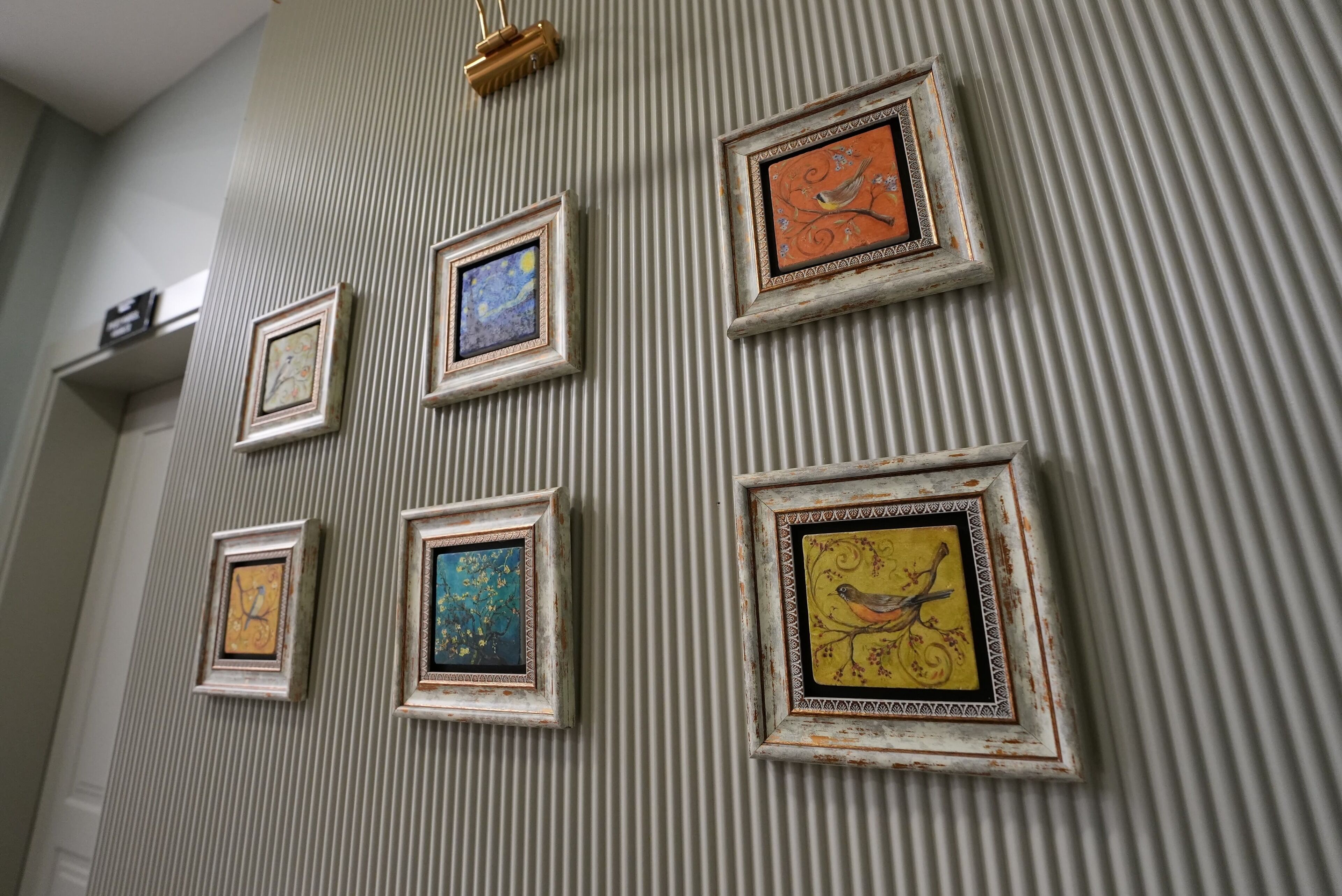 Un mur orné de six œuvres d’art encadrées.