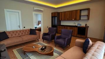 Rom – honeymoon | Oppholdsområde | En 32-tommers smart-TV med kabel-kanaler