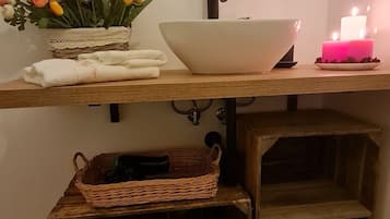 Asciugacapelli, bidet, asciugamani, sapone