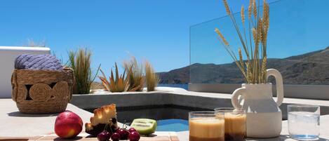 Ropa de cama de alta calidad y caja de seguridad en la habitación