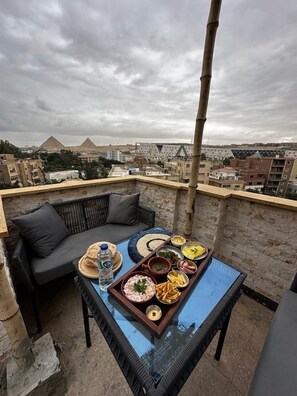 Terrace/patio - King tout hotel (Kirdasah)