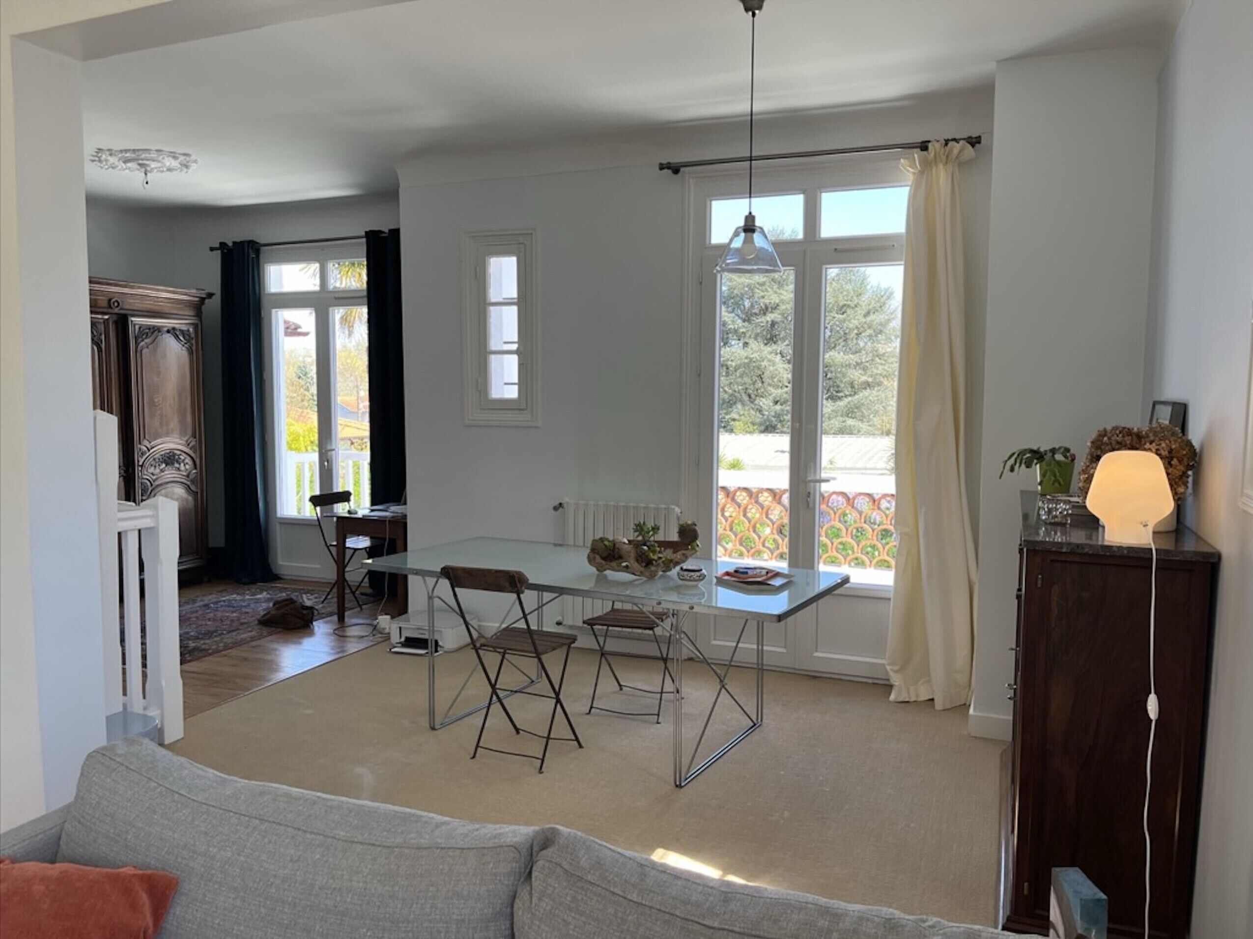 Televisie en een open haard