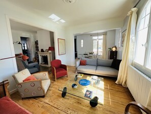 Télévision, cheminée