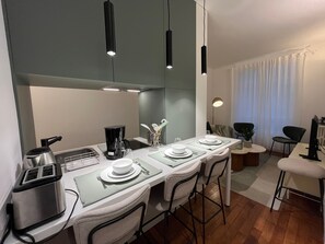 Plaque de cuisson, batterie de cuisine, vaisselle et ustensiles, épices