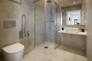 Shower, towels - Mutxio apartment by Egona (Zarautz)