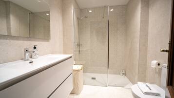 Een douche, een haardroger, handdoeken