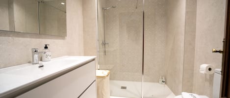 Shower, hair dryer, towels