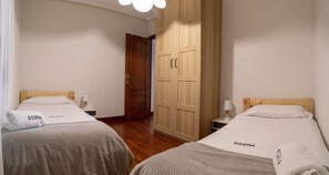2 makuuhuonetta, silitysrauta/-lauta, ilmainen Wi-Fi, vuodevaatteet