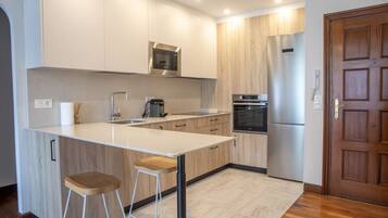 Een koelkast, een microgolfoven, een oven, een vaatwasser