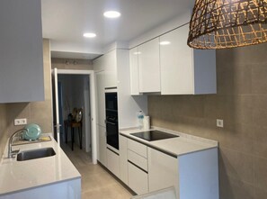 Kjøleskap, mikrobølgeovn, ovn og oppvaskmaskin