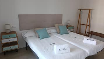 3 slaapkamers, een strijkplank/strijkijzer, gratis wifi, beddengoed