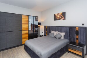 3 室のベッドルーム、アイロン / アイロン台、WiFi、ベッドシーツ