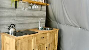 Réfrigérateur, plaque de cuisson, cafetiÚre/bouilloire