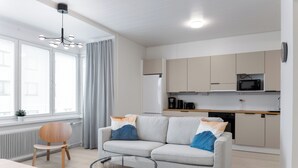 Apartamento moderno com sala de estar, cozinha e área de jantar.