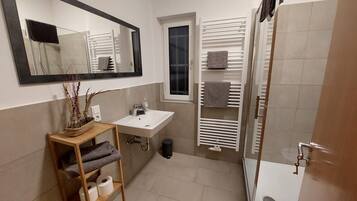 Een douche, een haardroger, handdoeken, zeep