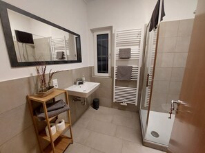 Douche, sèche-cheveux, serviettes fournies, savon