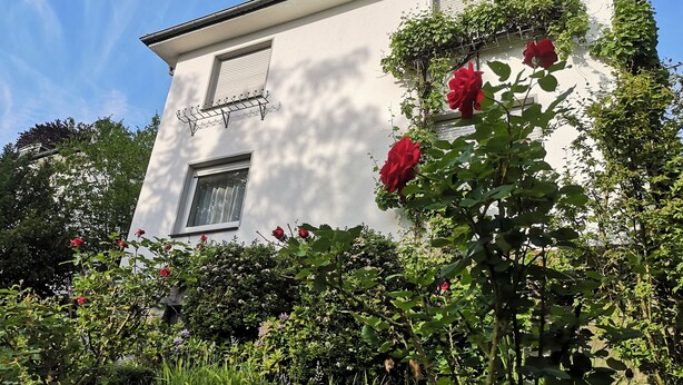 A white building with a window and a balcony. - Moderne Ferienwohnung mit Eigener Terrasse (Arnsberg)