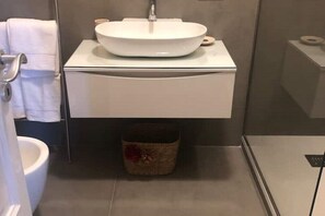 Dusj, hårføner, bidé og håndklær