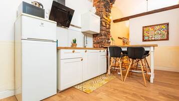 Design House, Private Bathroom | Private kitchen | Full-size fridge, microwave, stovetop, electric kettle