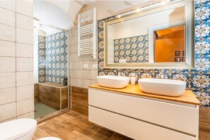 Design House, Private Bathroom | Bathroom | Shower, hydromassage showerhead, free toiletries, hair dryer - Casa Nirè - Casa Nirè II - Casa di Tano (Catania)