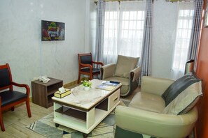 Deluxe Apartment | 1 bedroom, in-room safe, desk, soundproofing - Limpopo Suites (Nairobi)
