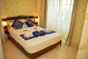 1 kamar tidur, brankas, meja kerja, dan kedap suara