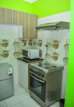 Full-sized fridge, microwave, oven, stovetop