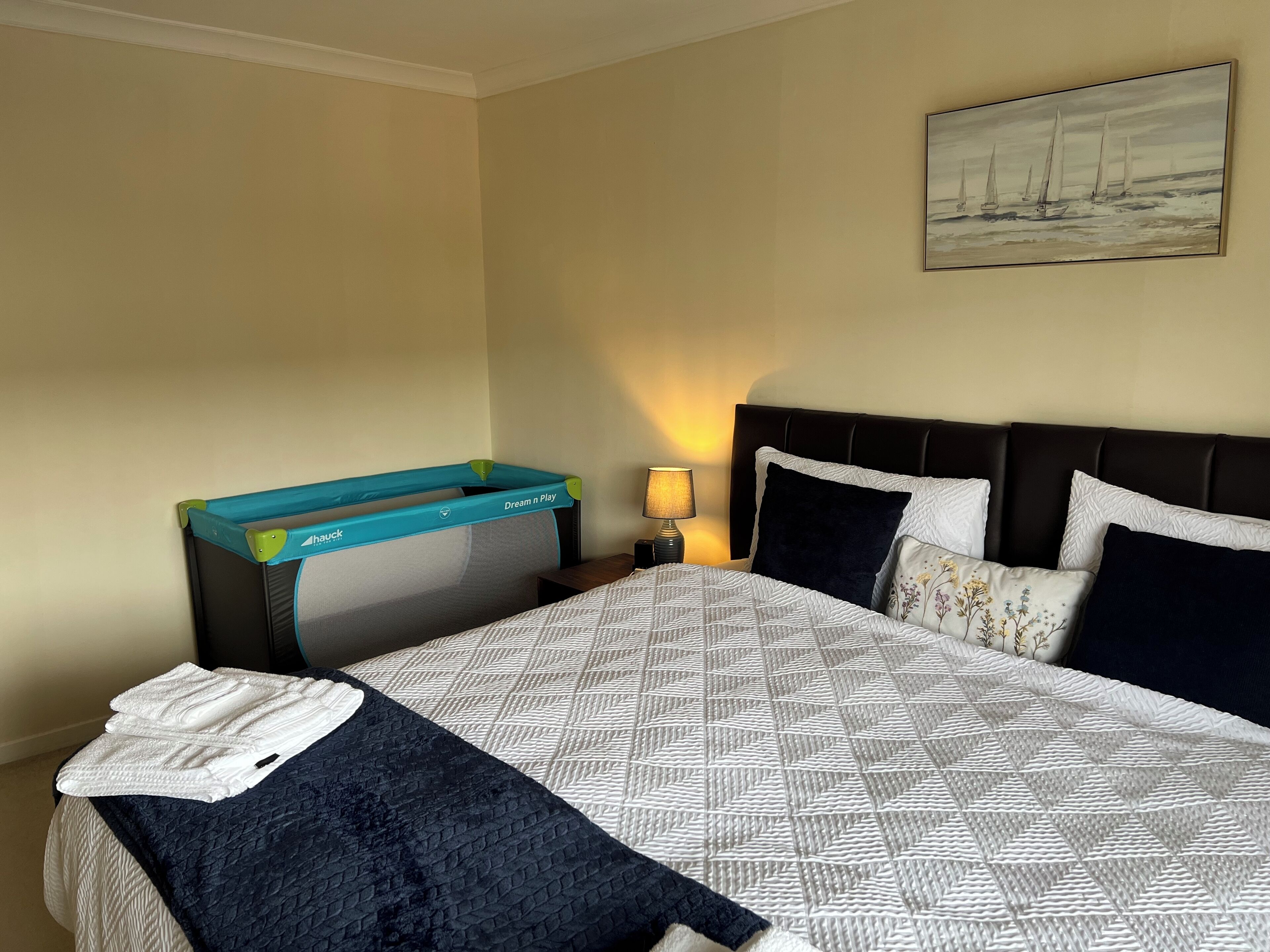 3 bedrooms, desk, iron/ironing board, free WiFi