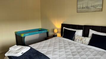 3 bedrooms, desk, iron/ironing board, free WiFi