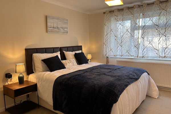 3 makuuhuonetta, työpöytä, silitysrauta/-lauta, ilmainen Wi-Fi