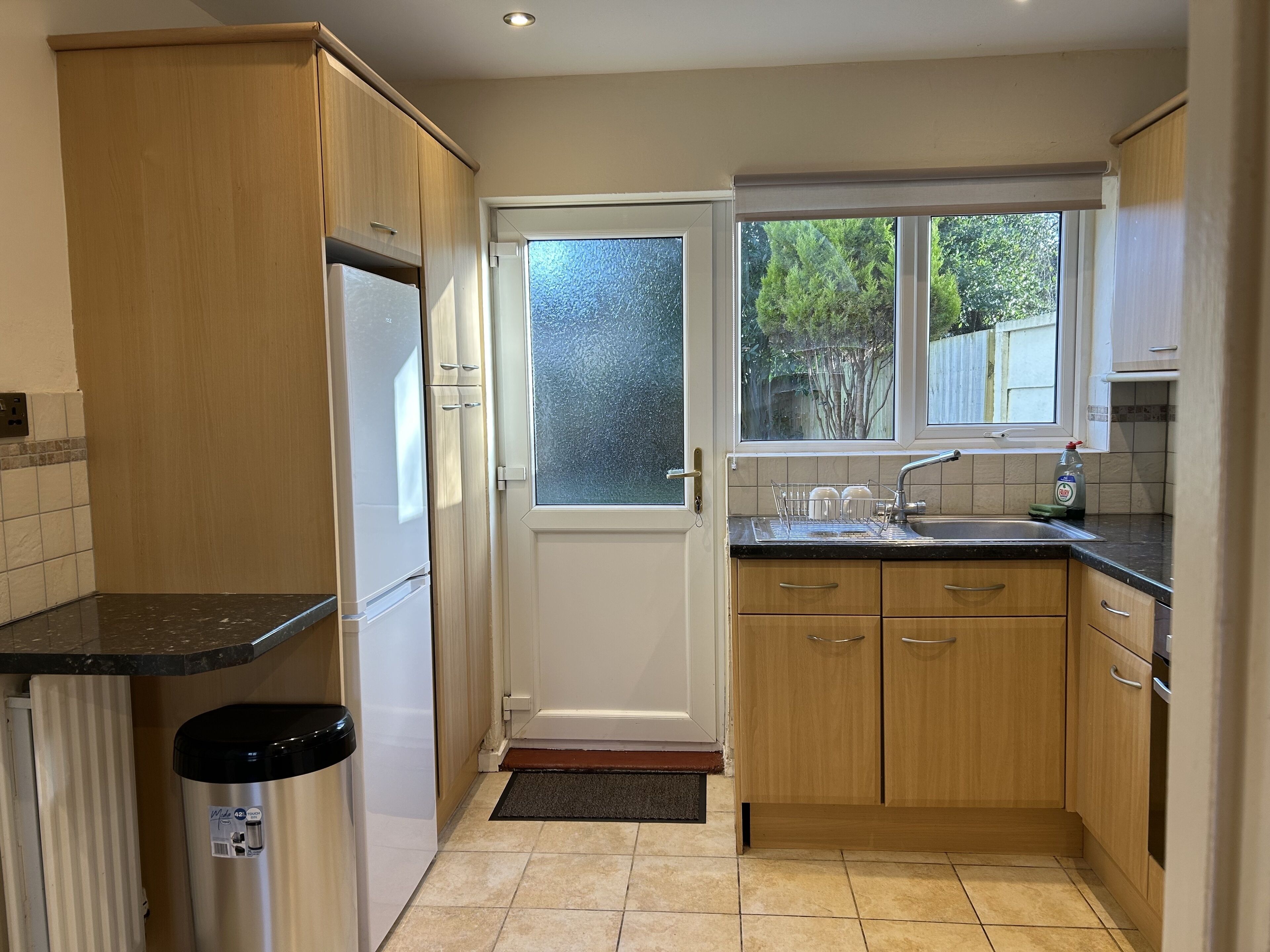 冷蔵庫、電子レンジ、オーブン、コンロ