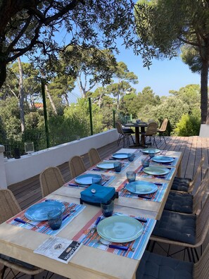 Outdoor dining - Villa Entre Pinède et Calanques de Marseille, 6 Chambres, 12 Couchages, Piscine (Marseille)