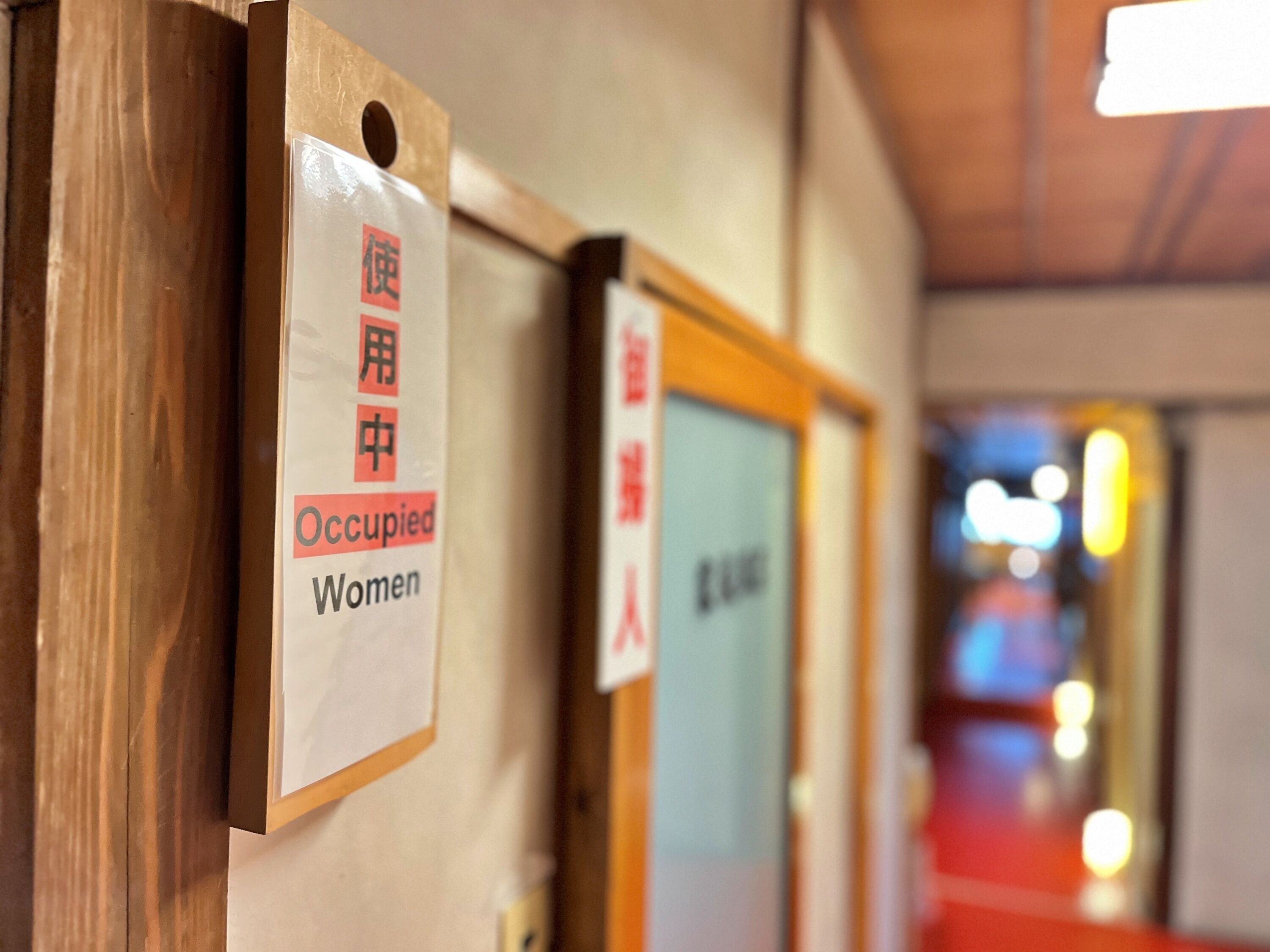 Señales que indican habitaciones ocupadas, para mujeres.