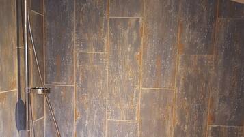 Douche, sĂšche-cheveux, papier toilette