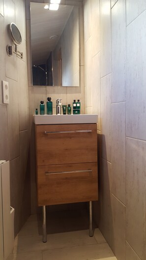 Een douche, een haardroger, toiletpapier