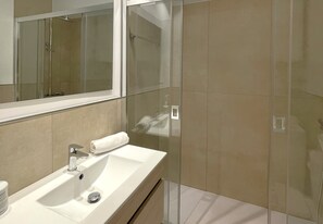 Douche, séchoir à cheveux, serviettes fournies