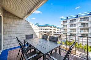 屋外ダイニングエリア