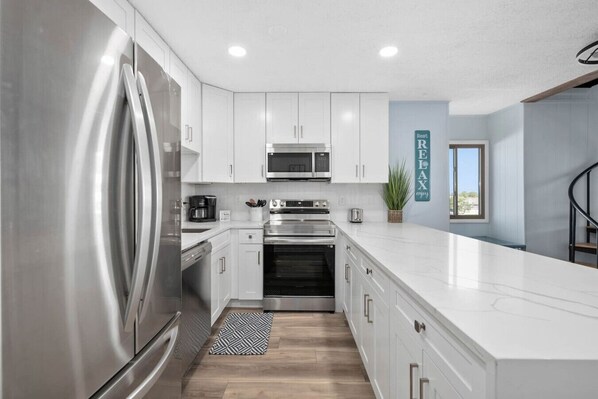 Four, plaque de cuisson, tables à manger