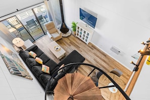 TV, fireplace