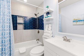 Douche, séchoir à cheveux, serviettes fournies, shampooing