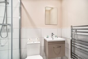 Douche, sèche-cheveux, serviettes fournies
