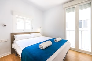 2 habitaciones, espacio para trabajar con laptop y cortinas blackout