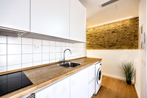 Refrigerador con freezer, microondas, horno, placa de cocina