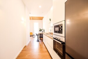 Refrigerador con freezer, microondas, horno, placa de cocina