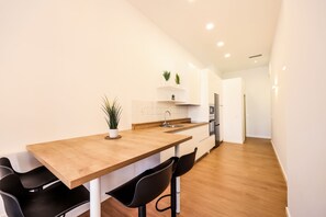 Full-size fridge, microwave, oven, stovetop