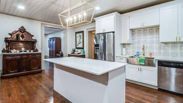 Réfrigérateur, micro-ondes, plaque de cuisson, lave-vaisselle