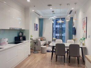 Apartamento Deluxe | Zona de estar | Una televisión de pantalla plana