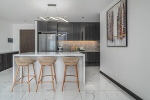 Apartamento Deluxe | Zona de estar | Una televisión de pantalla plana