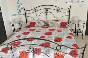 1 slaapkamer, een strijkplank/strijkijzer, reisbedje, gratis wifi