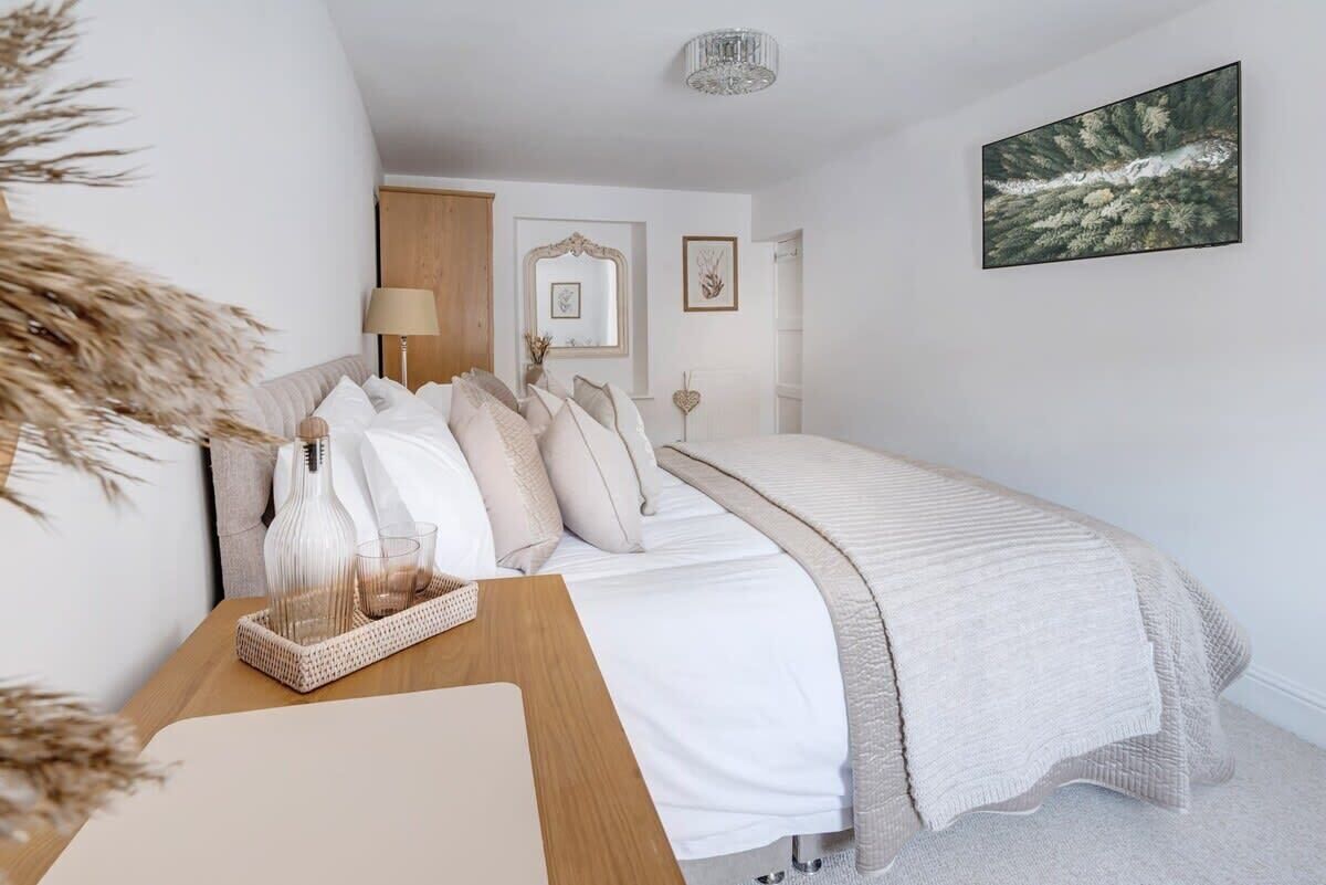 3 bedrooms, desk, iron/ironing board, WiFi